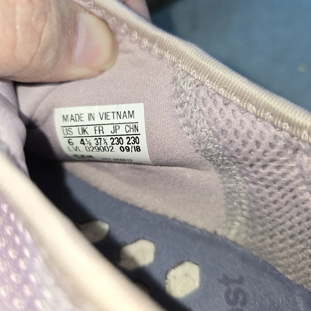 Purple adidas, marque aux 3 bandes, boost Womens Size 6**** - Picture 9 of 10
